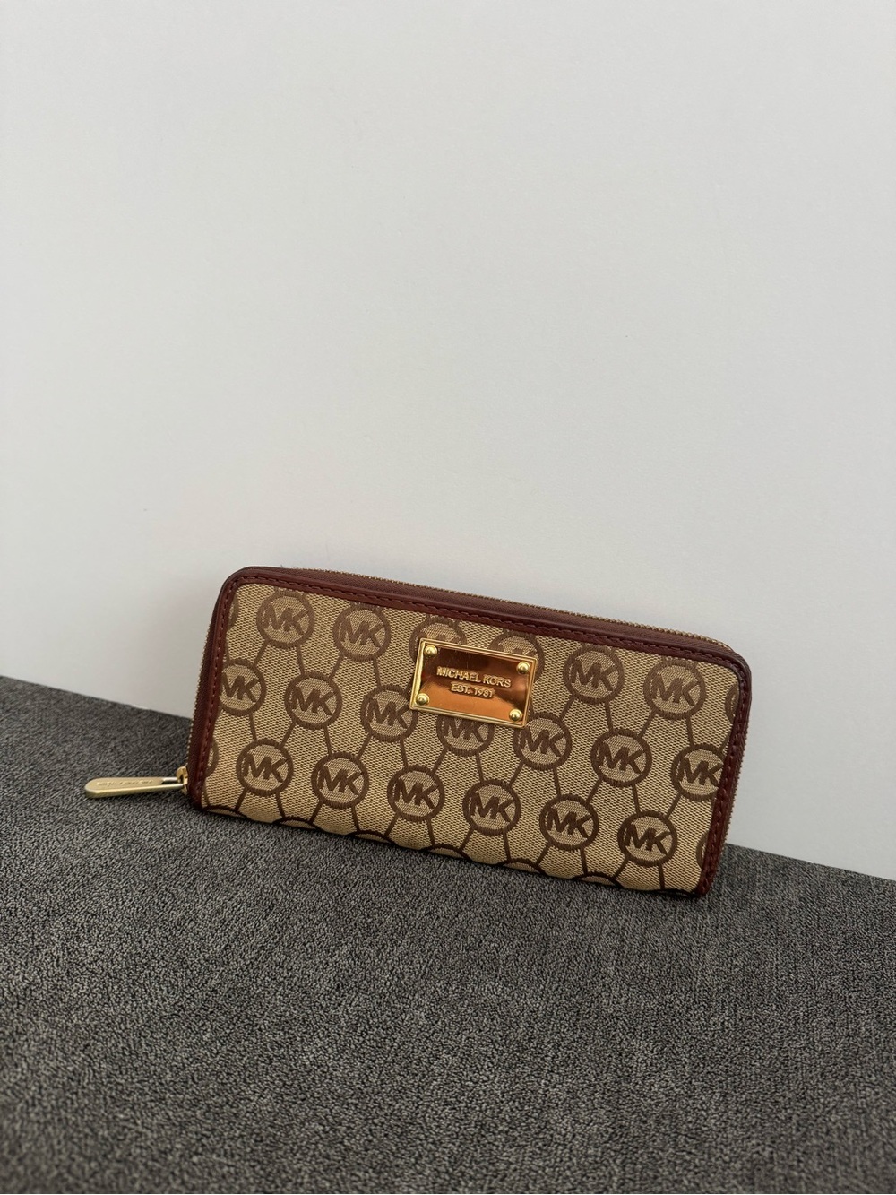 Michael Kors Jet Set Continental Wallet Signature Logo Print Gold Brand Plaque
